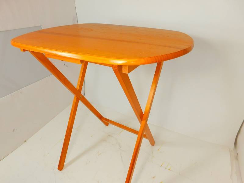 lot 26 image: TV Tray