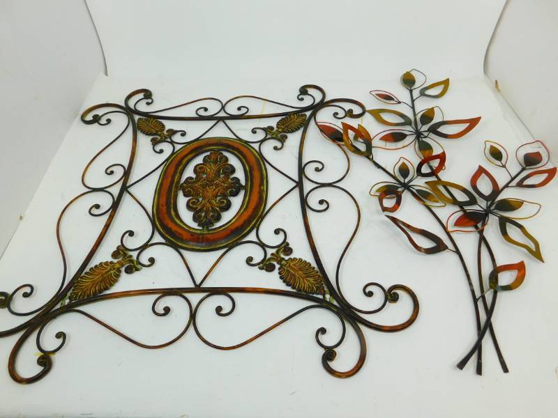 lot 29 image: Two Wall Decor Items