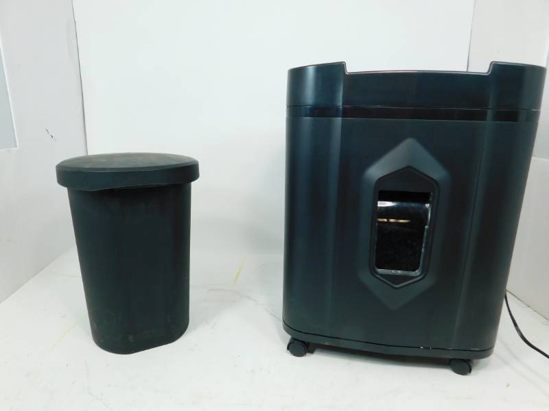 lot 31 image: Pen  Gear 14 Sheet Micro-Cut Paper Shredder  & Sterilite Black Flip Lid Garbage Can