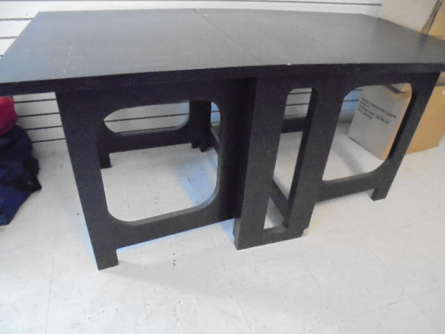 lot 4 image: Expandable Wooden Table