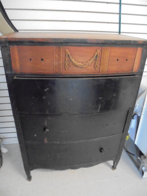 lot 11 image: 4 Drawer Wooden Dresser