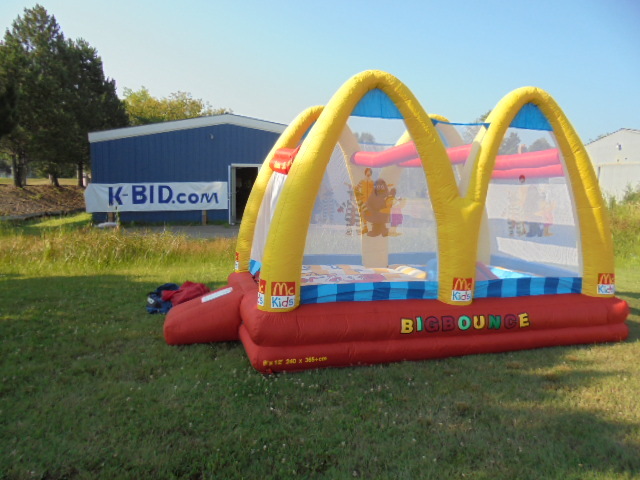 lot 1 image: Ronald McDonald Inflatable Bouncy House
