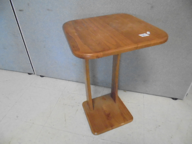 lot 46 image: Oak Side Table