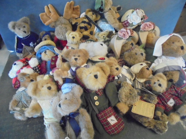 lot 47 image: Boyds Bears Collection