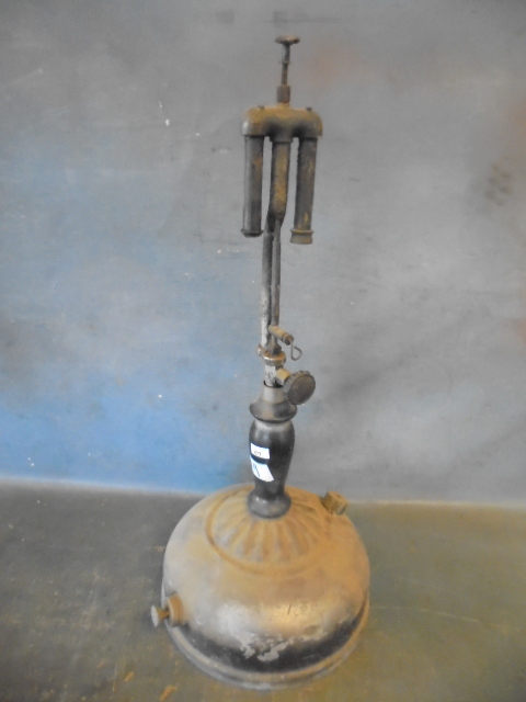 lot 49 image: Vintage Kerosene Lamp