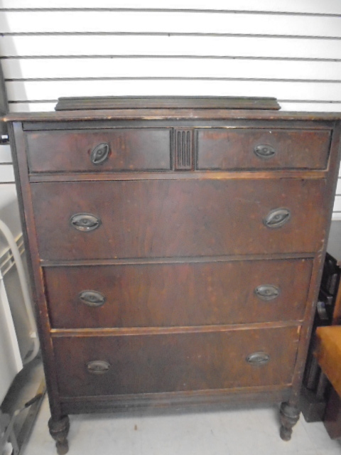 lot 39 image: 5 Drawer Dresser