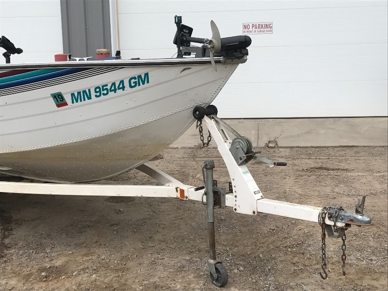 lot 1 image: 1994 Lowe Boat & Trailer