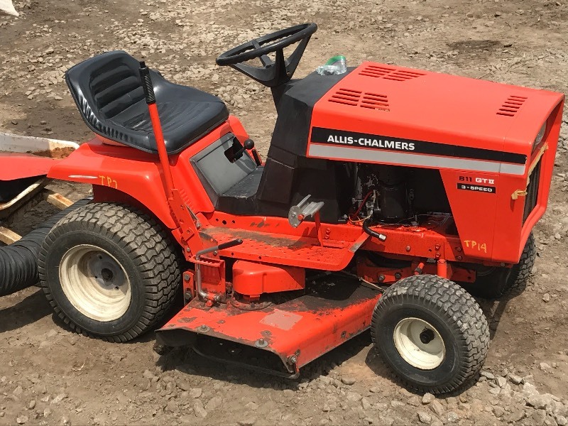lot 4 image: Allis-Chalmers Garden Tractor