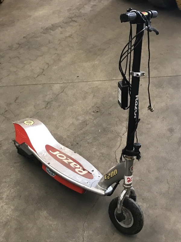 lot 20 image: Razor Electric Scooter