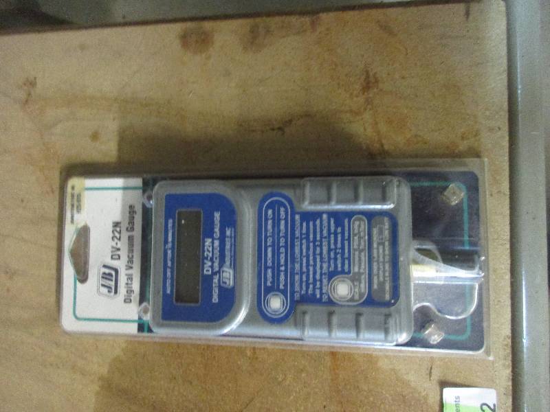 lot 12 image: Vacuum Gauge