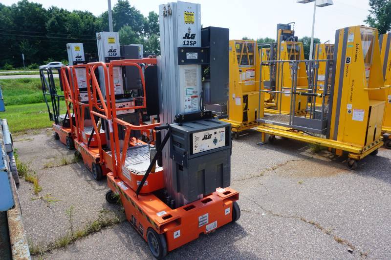 lot 24 image: 2002 JLG Model 12SP ElectricHydraulic Man Lift