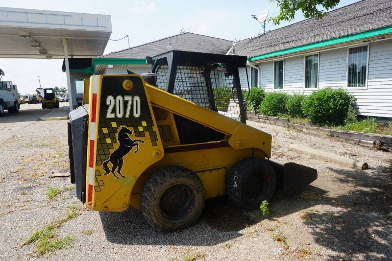 lot 12 image: 1998 Mustang 2070 Skid Steer Loader
