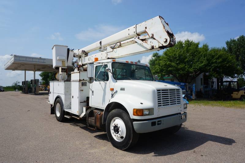 lot 3 image: 2000 International 4900 DT466E With Hi Ranger HR 42 Bucket Attachment