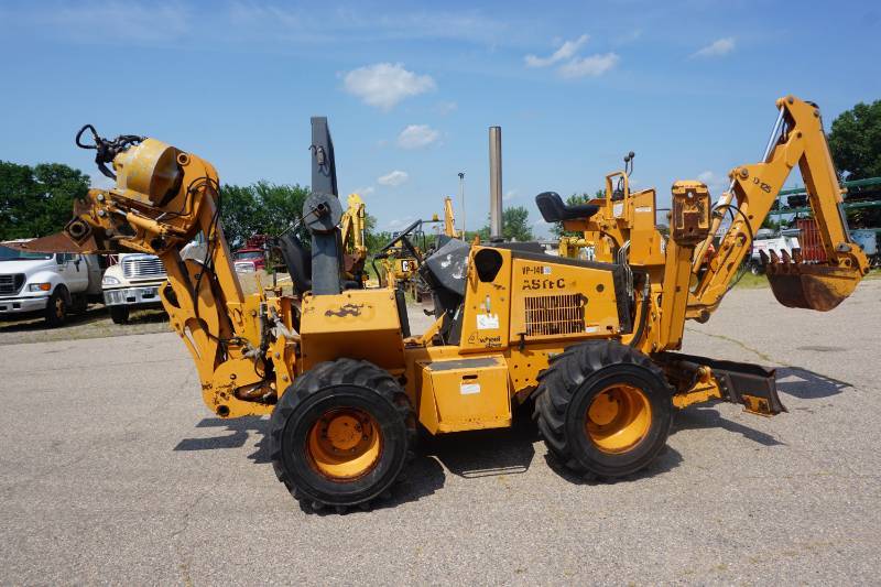 lot 15 image: 2004 Case Model 660 4 x 4 x 4 Back Hoe With Cable Plow