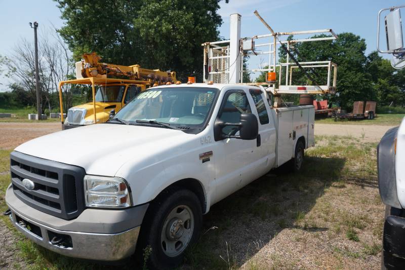lot 6 image: 2005 Ford F-350 XL Super Duty Extended Cab Platform BucketLift Truck