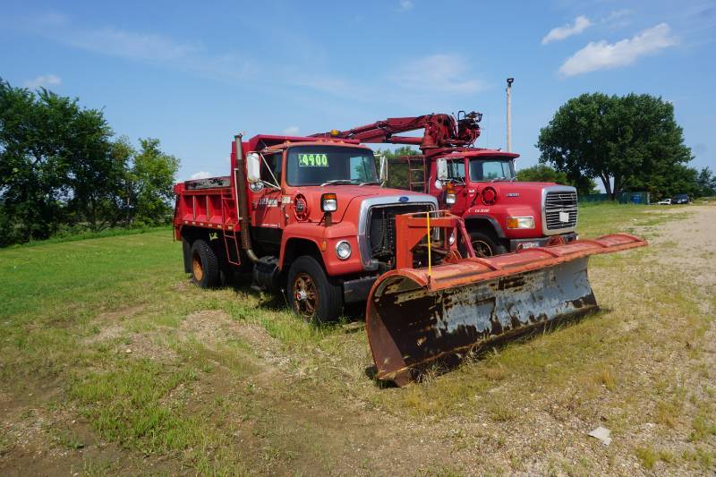 lot 9 image: 1985 Ford L8000 Dump Truck Plow Truck