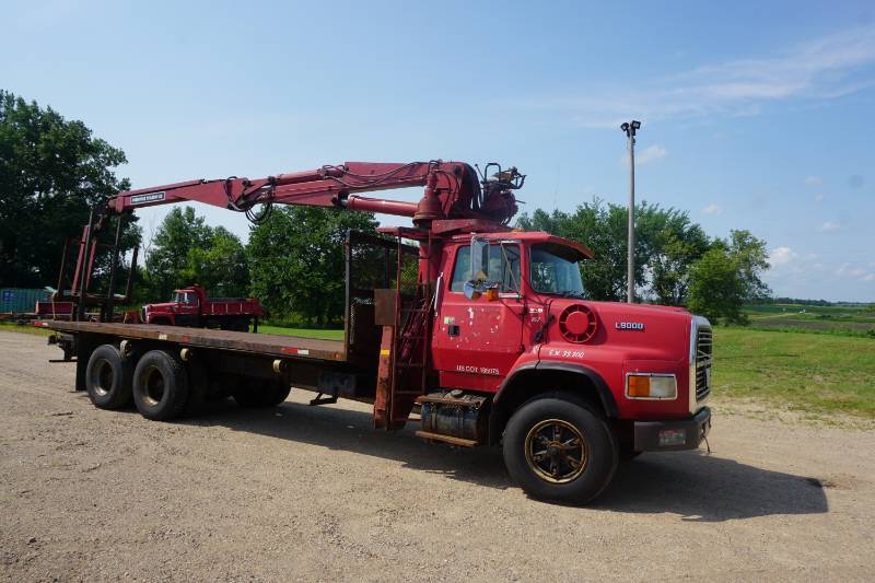 lot 1 image: 1991 Ford L9000 Tandem Axle Prentice Telestick Boom Flat Bed Truck