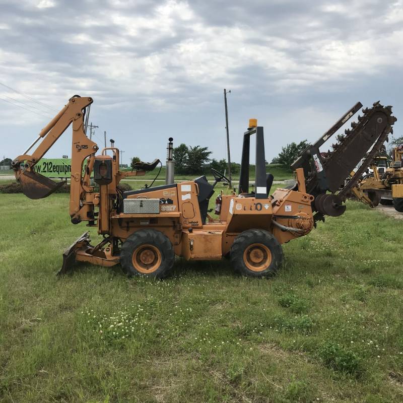 lot 16 image: 1998 Case Model 660 4 x 4 x 4 Back Hoe With Trencher Attachment