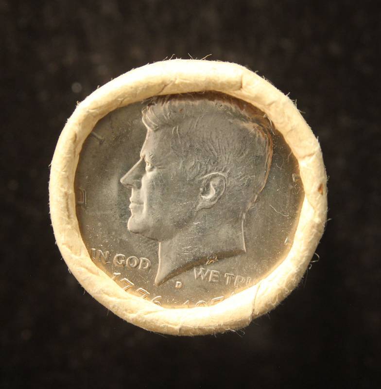 lot 18 image: ORIGINAL BANK WRAPPED BU ROLL OF (20) BICENTENNIAL 1976 KENNEDY HALF DOLLARS