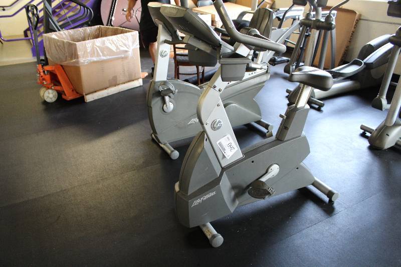 lot 260 image: Life Fitness Upright Bike