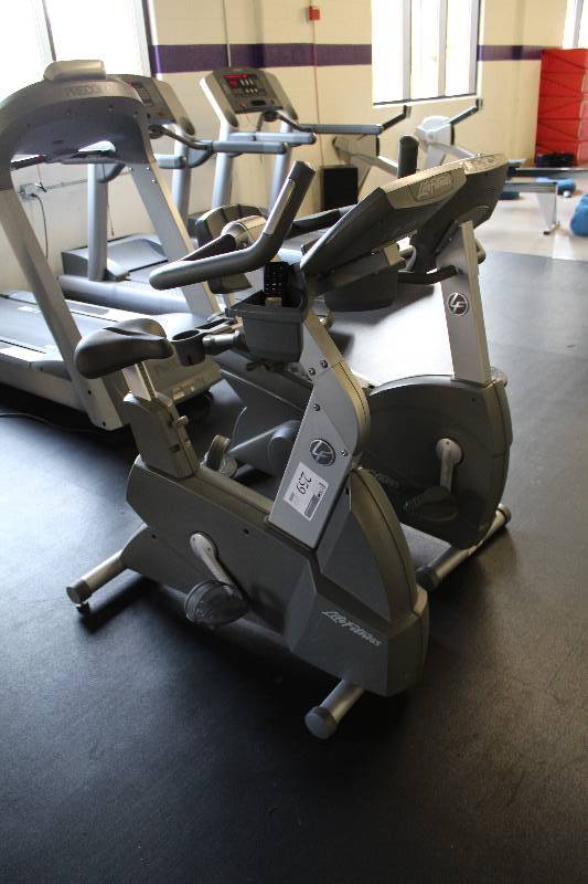 lot 259 image: Life Fitness Upright Bike