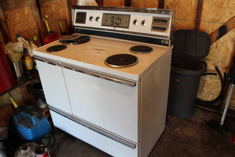 lot 3 image: Edison GE Hotpoint 4-Burner Electric Range w Hood