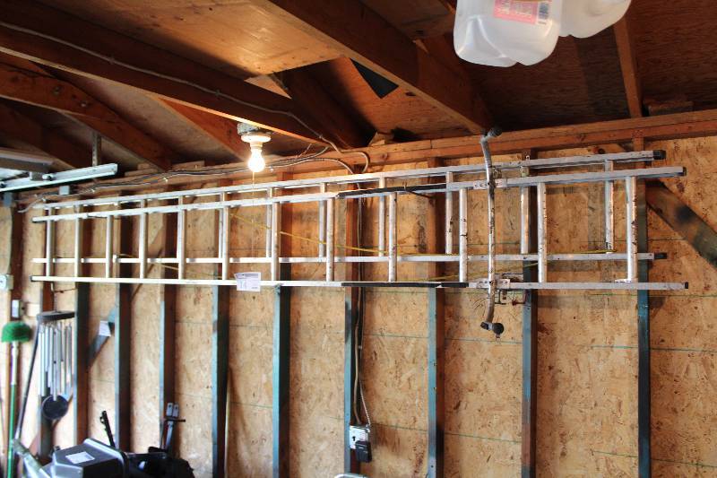 lot 14 image: 24ft. Extension Ladder