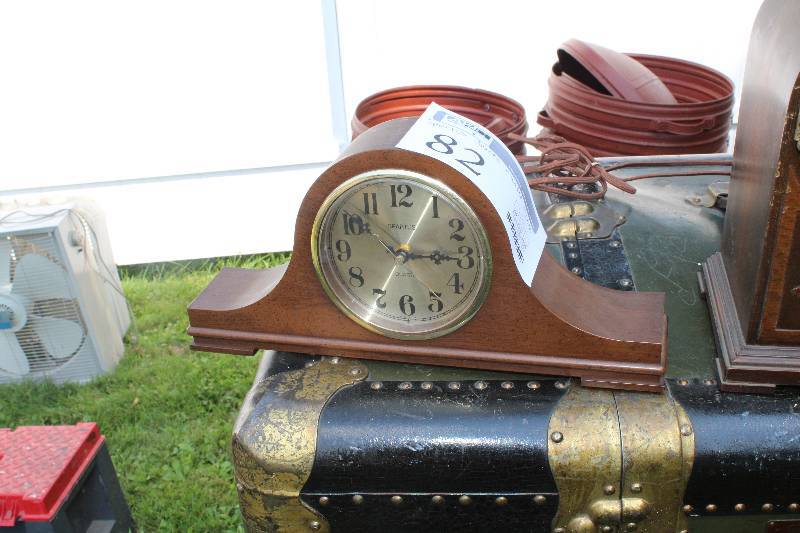 lot 82 image: Spartus Quartz Mantle Clock