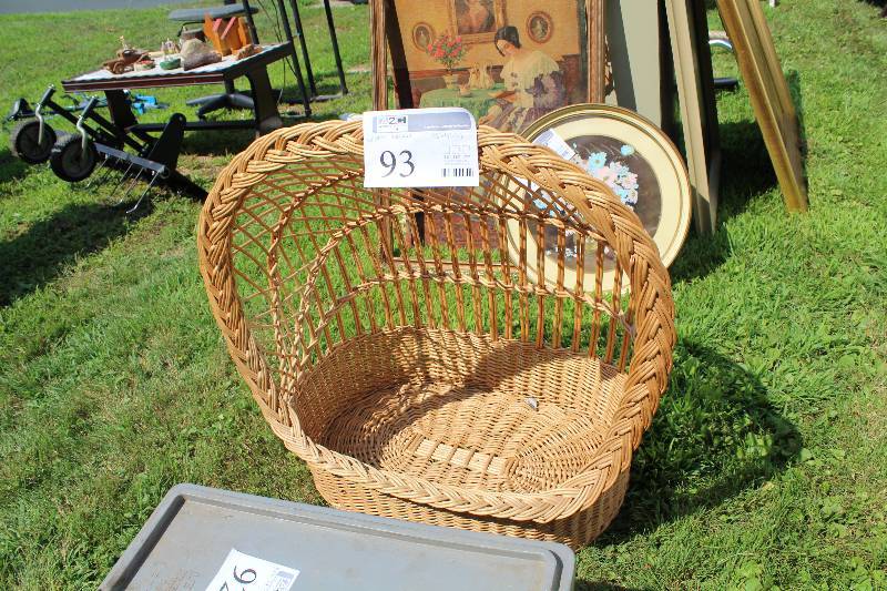 lot 93 image: Wicker Basket