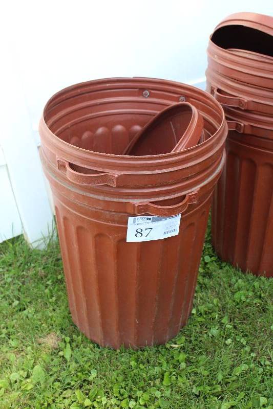 lot 87 image: Lot of (2) Plastic Garbage Cans w Lids
