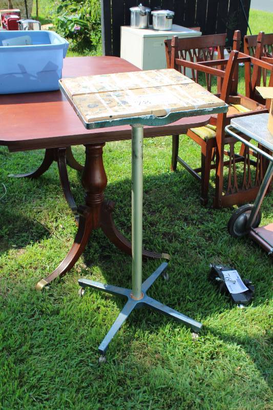 lot 78 image: Rolling Telescopic Stand