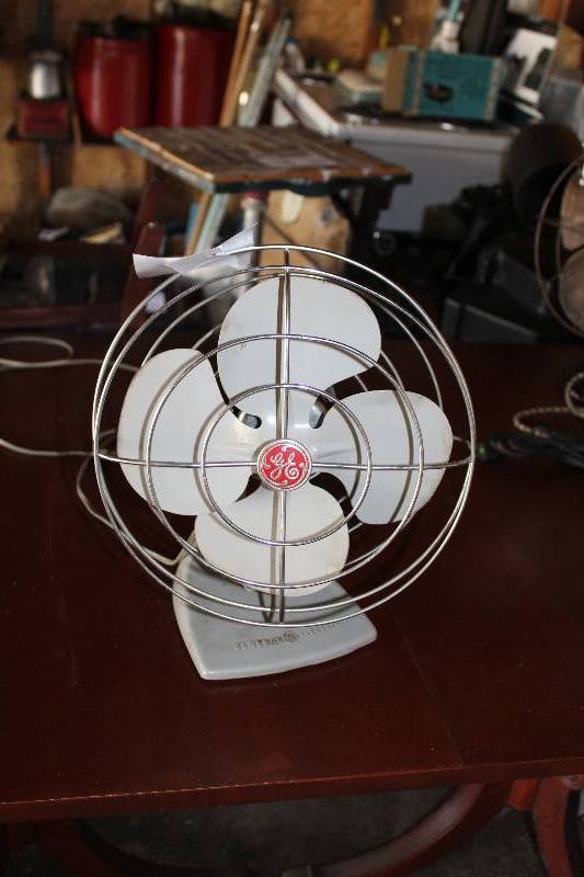 lot 55 image: Vintage GE Table Fan