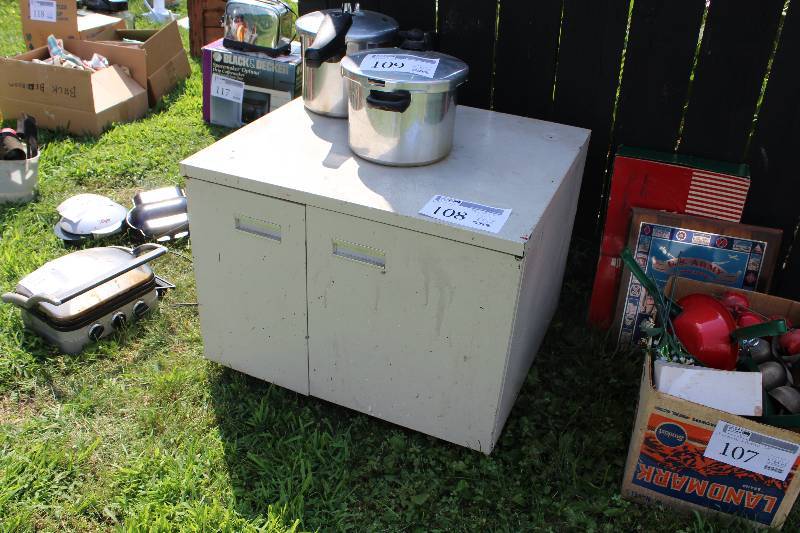 lot 108 image: Rolling Cabinet w 2-doors