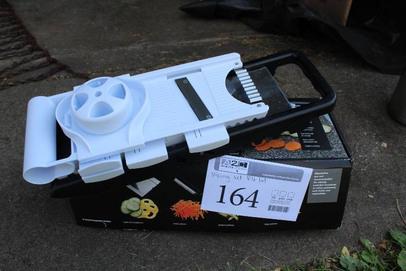 lot 164 image: Oneida Stainless Steel Mandolin Slicing Set, Slicers