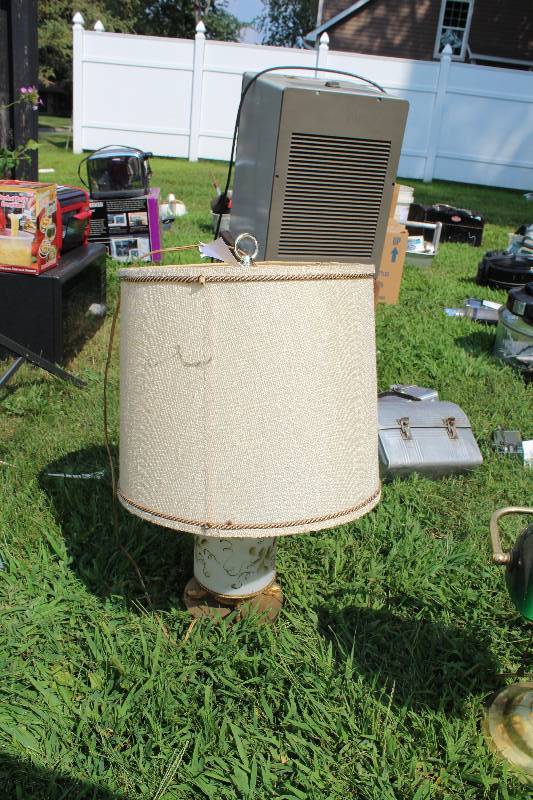 lot 129 image: Table Lamp w Shade