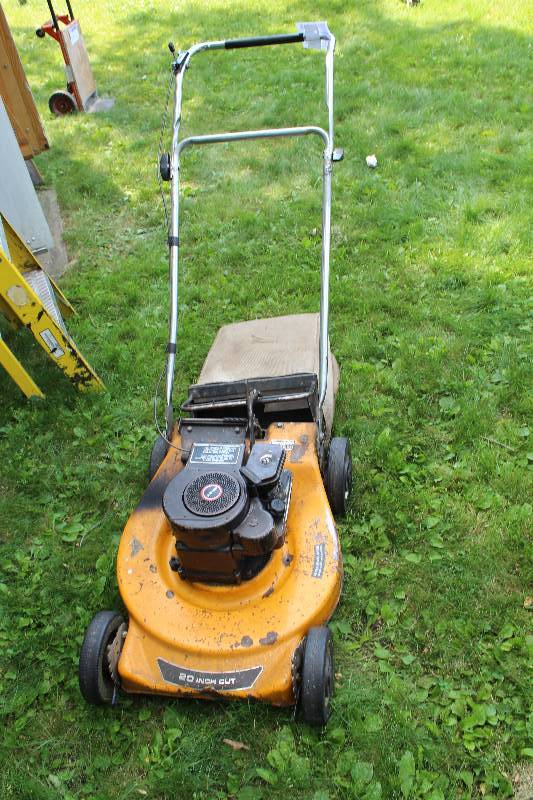 lot 9 image: Montgomery Ward 20in.-Cut Push Lawn Mower