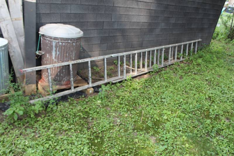 lot 13 image: 24ft. Extension Ladder