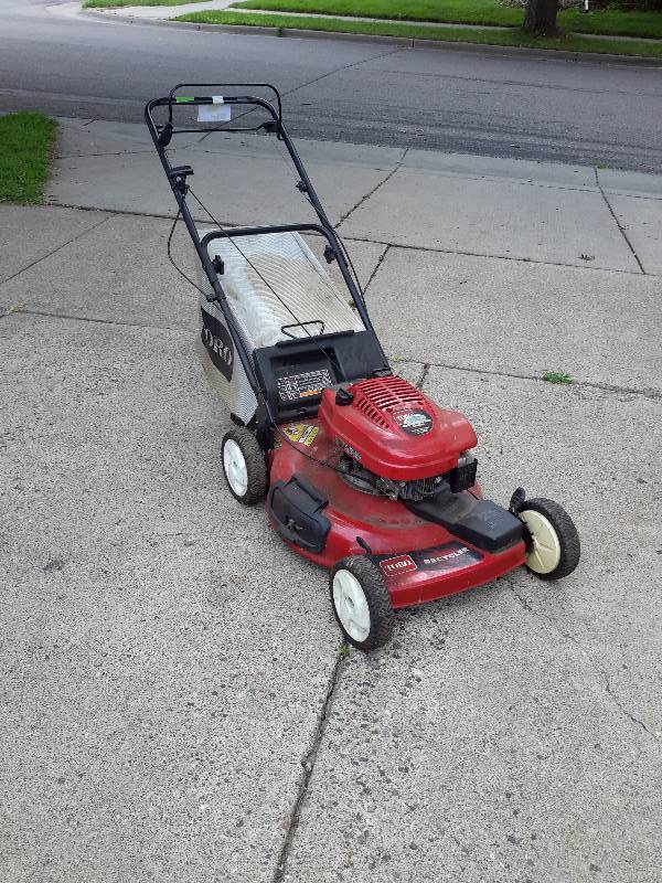 lot 9 image: Toro Recycler Lawn Mower