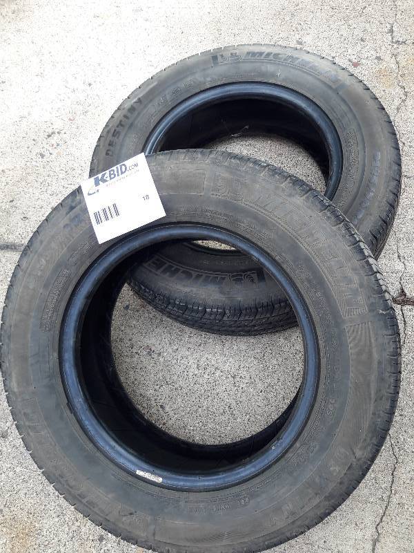 lot 18 image: 2 Michelin Tires