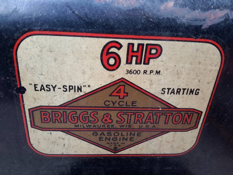 lot 14 image: 1 Briggs & Stratton 4 Cycle Motor, 1 Briggs & Stratton Motor