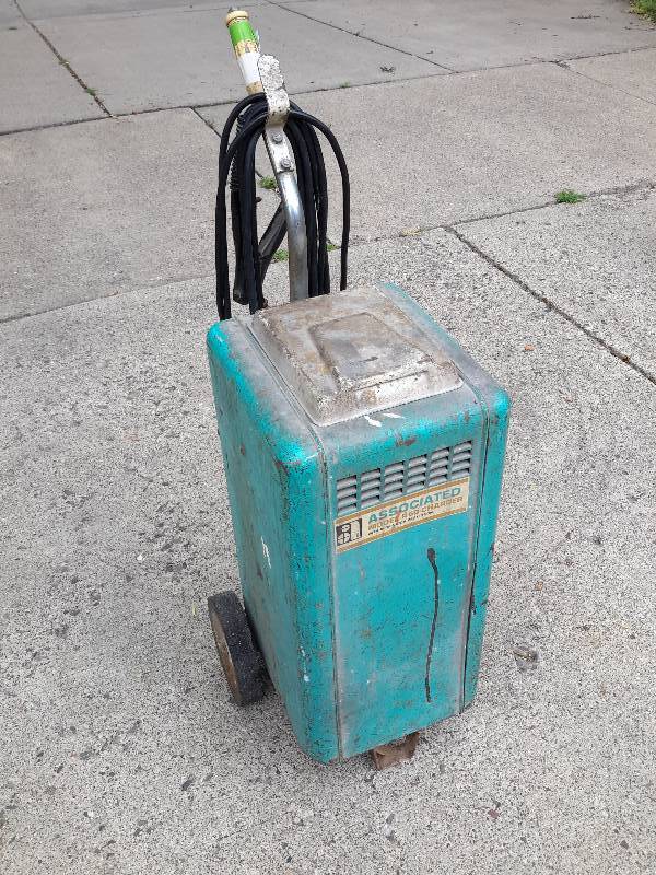lot 21 image: Associated Battery Charger