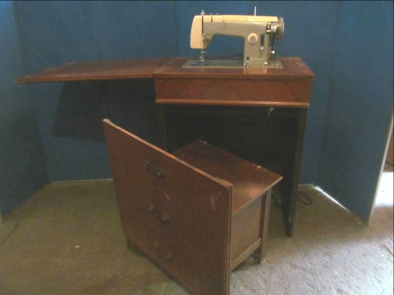 lot 9 image: sewing machine