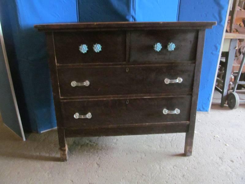 lot 14 image: dresser