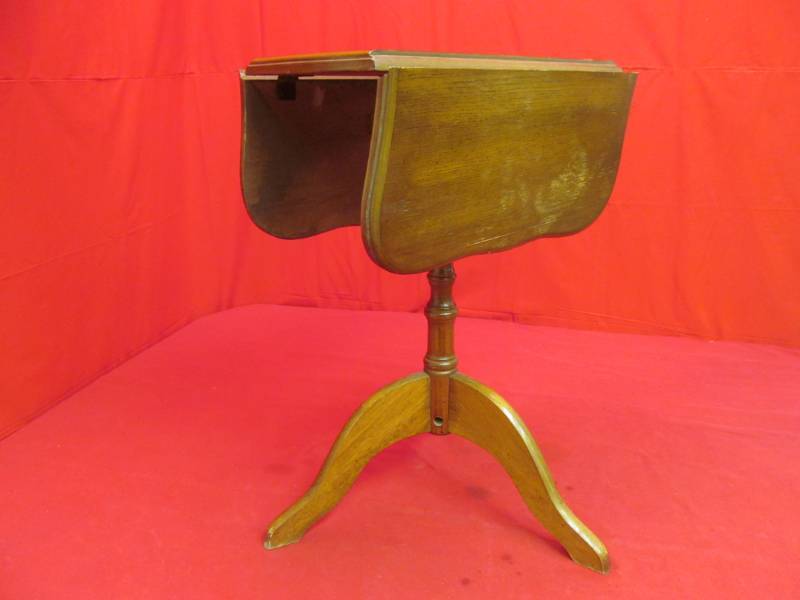 lot 20 image: table
