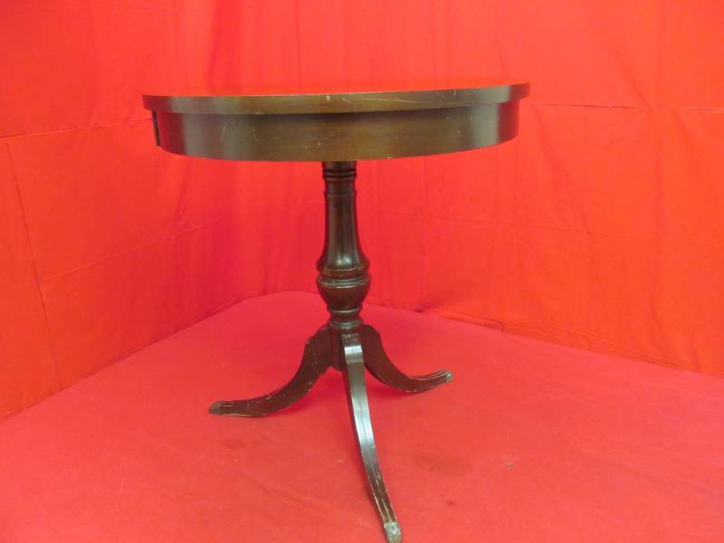 lot 21 image: table