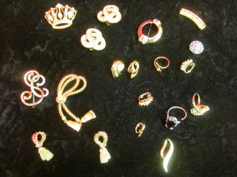 lot 23 image: jewelry