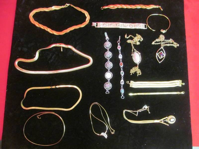 lot 24 image: jewelry