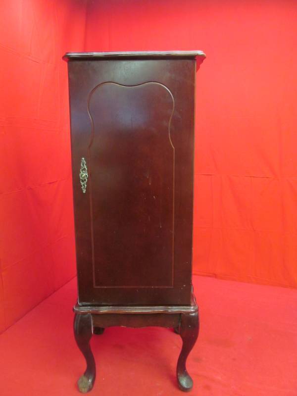 lot 27 image: jewelry box