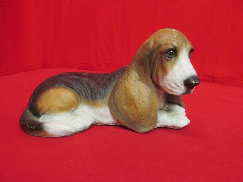 lot 32 image: figurines