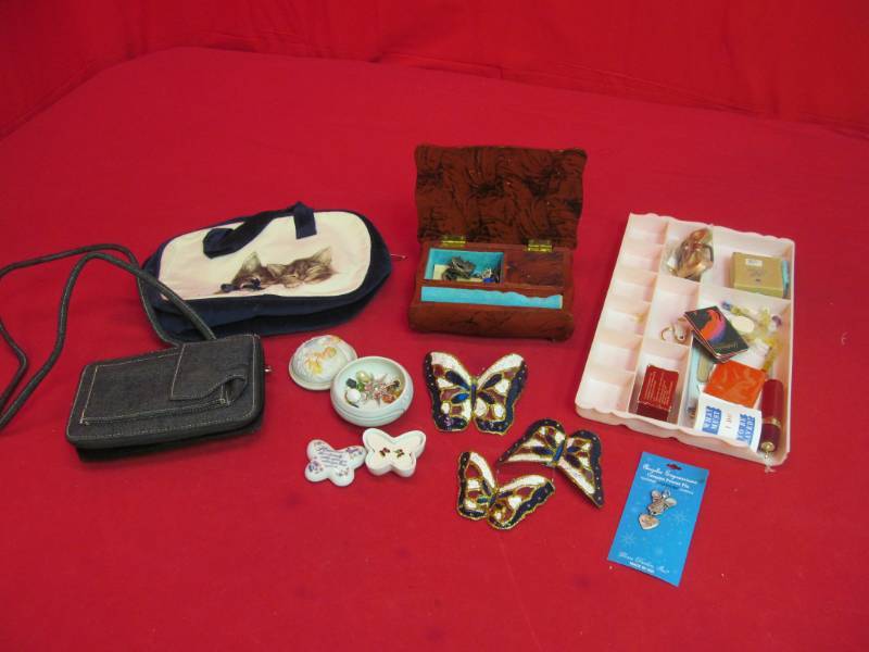 lot 65 image: Jewelry